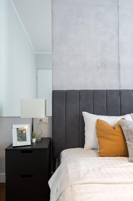 Апартаменты Stunning Views 2Br Midtown Flat - Charming Balcony Бухарест Экстерьер фото
