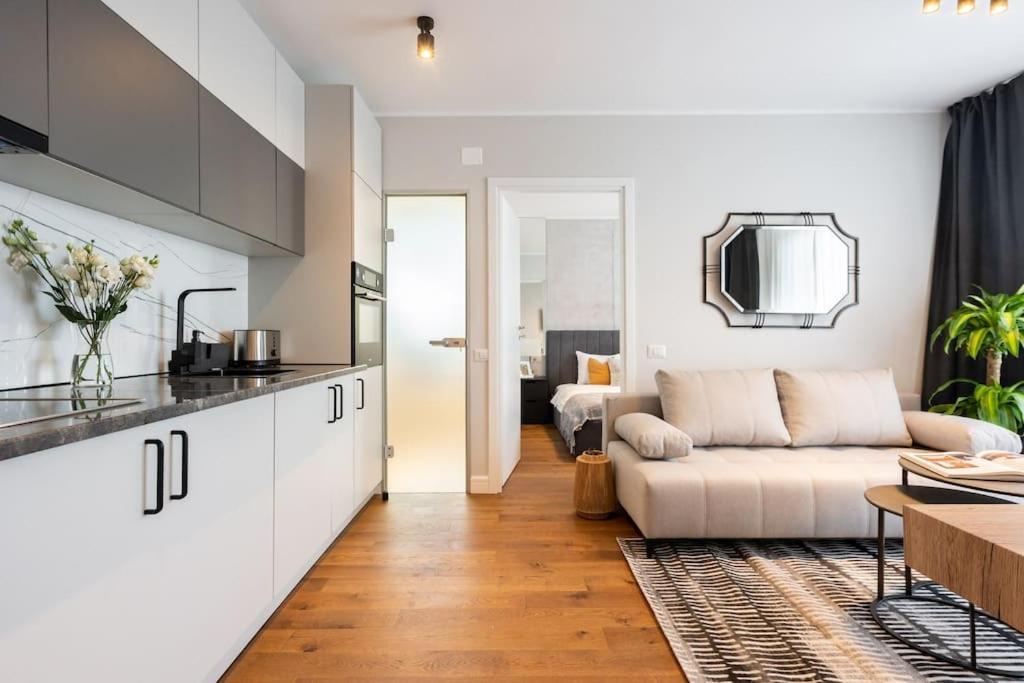 Апартаменты Stunning Views 2Br Midtown Flat - Charming Balcony Бухарест Экстерьер фото