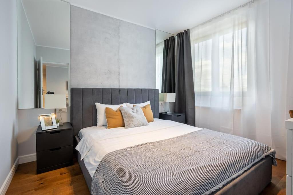 Апартаменты Stunning Views 2Br Midtown Flat - Charming Balcony Бухарест Экстерьер фото