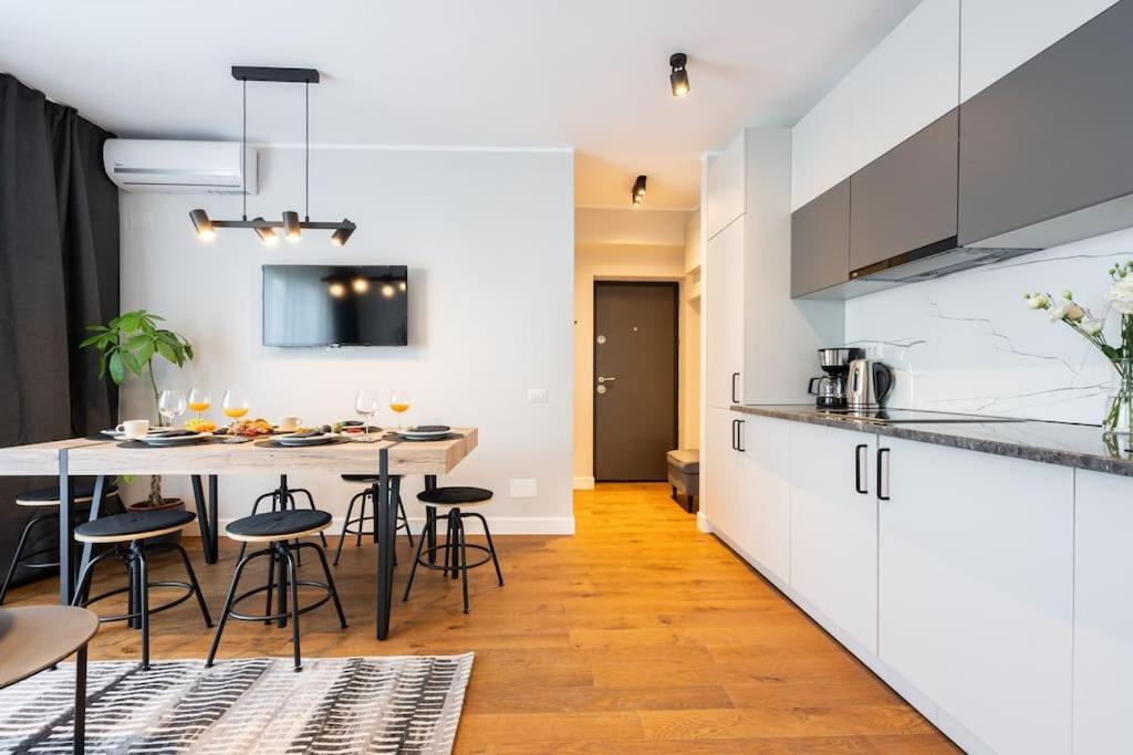 Апартаменты Stunning Views 2Br Midtown Flat - Charming Balcony Бухарест Экстерьер фото