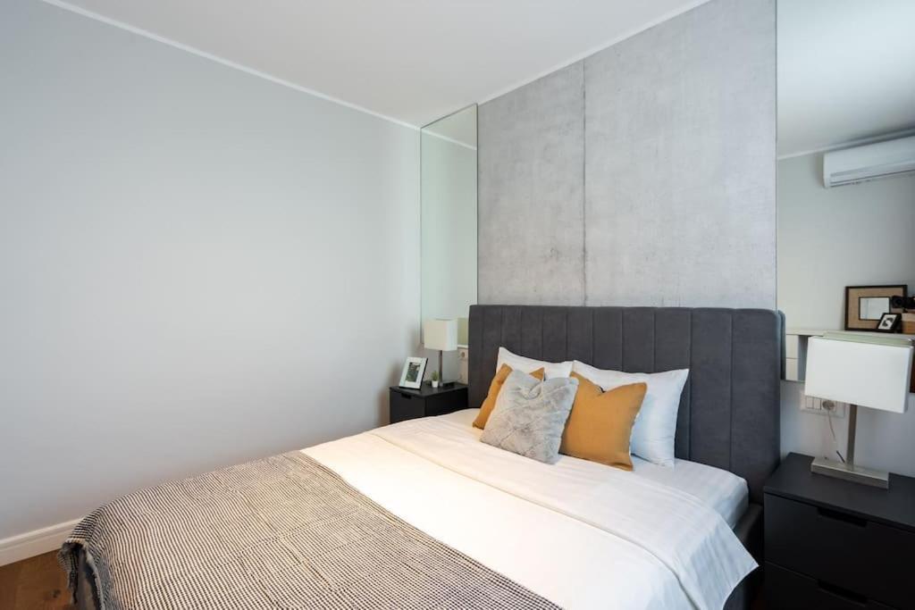Апартаменты Stunning Views 2Br Midtown Flat - Charming Balcony Бухарест Экстерьер фото