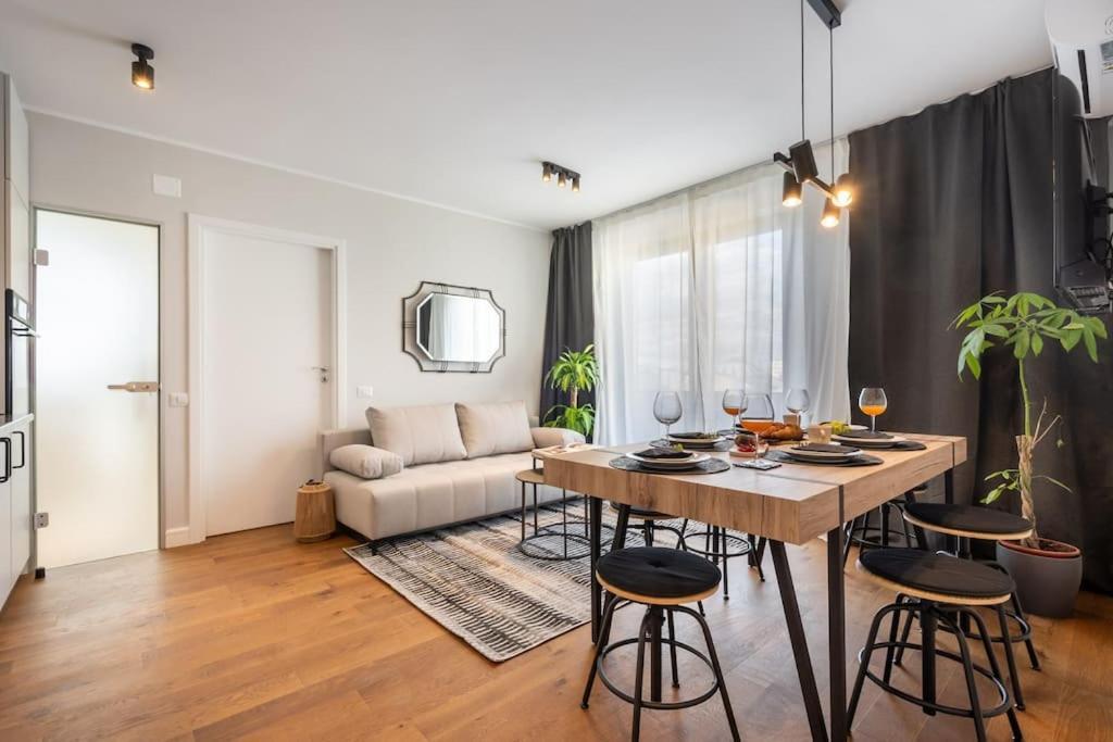 Апартаменты Stunning Views 2Br Midtown Flat - Charming Balcony Бухарест Экстерьер фото