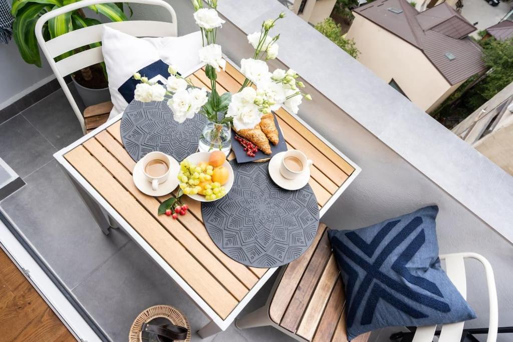 Апартаменты Stunning Views 2Br Midtown Flat - Charming Balcony Бухарест Экстерьер фото