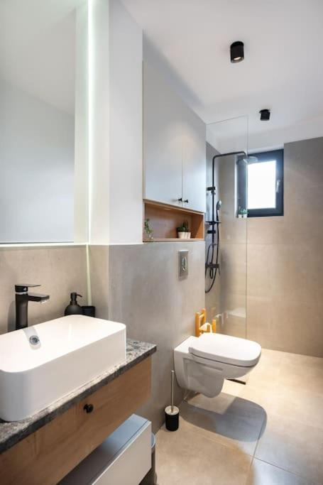 Апартаменты Stunning Views 2Br Midtown Flat - Charming Balcony Бухарест Экстерьер фото