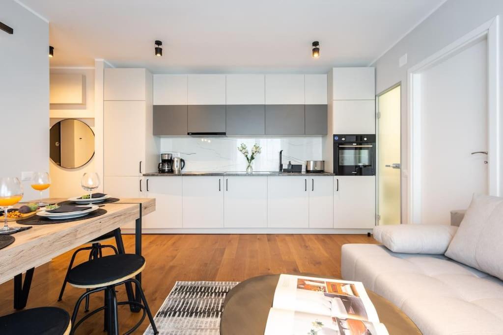 Апартаменты Stunning Views 2Br Midtown Flat - Charming Balcony Бухарест Экстерьер фото